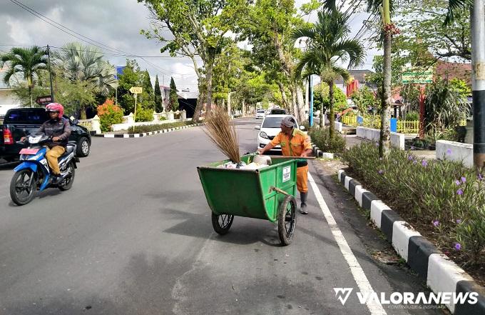 Kisah Pengabdian Petugas Kebersihan Jalan di Kawasan Belakang Balok, Kuliahkan Anak...