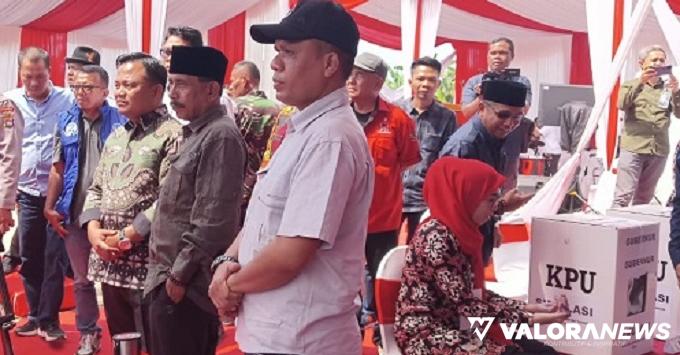 Ketua KPU Sumbar, Surya Efitrimen didampingi anggota KPU...