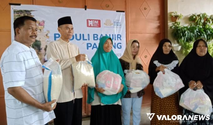 Laznas Dewan Da'wah Salurkan 750 Paket Bantuan untuk Korban Banjir Kota Padang
