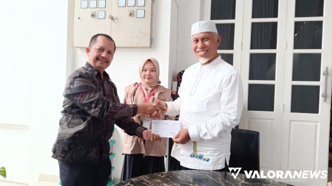 Mahyeldi dan Keluarga Salurkan Hak Pilih di TPS 12 Kelurahan Jati Baru Kota Padang