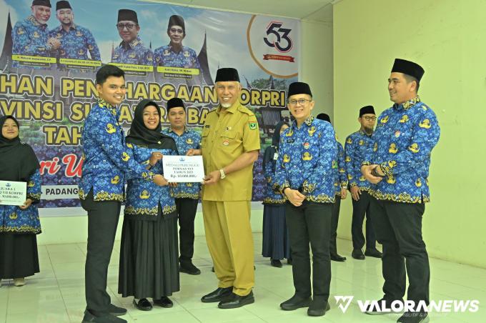 Mahyeldi Serahkan Penghargaan dan Bonus untuk Anggota Korpri Sumbar Berprestasi