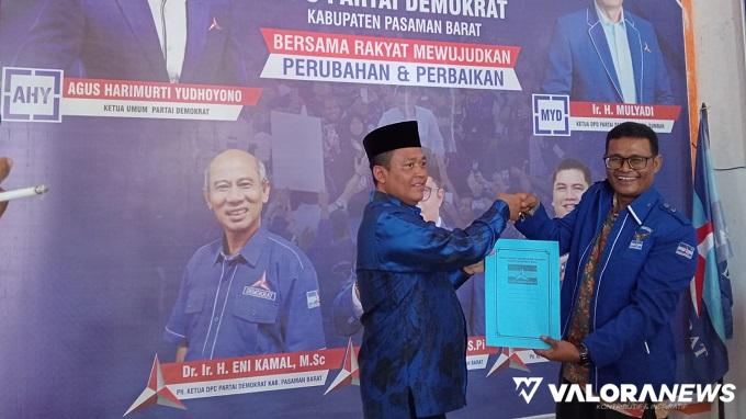 Mustika Yana Serahkan Berkas Pendaftaran jadi Bakal Calon Bupati ke Partai Demokrat Pasbar