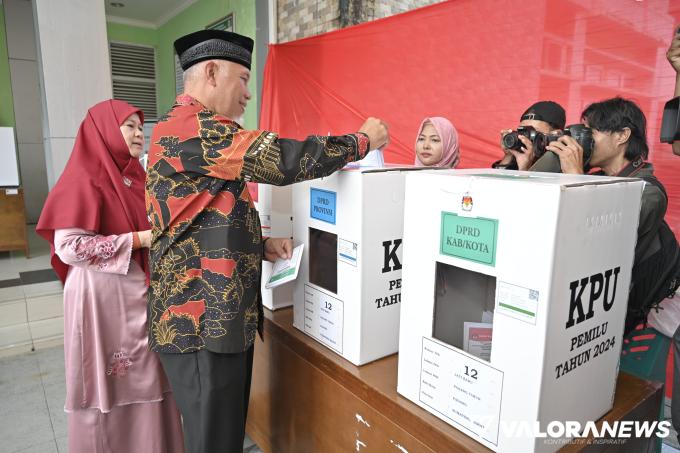 Nyoblos di TPS 12 Jati Baru, Mahyeldi: Pemilu di Sumbar dalam Suasana Nyaman dan Gembira