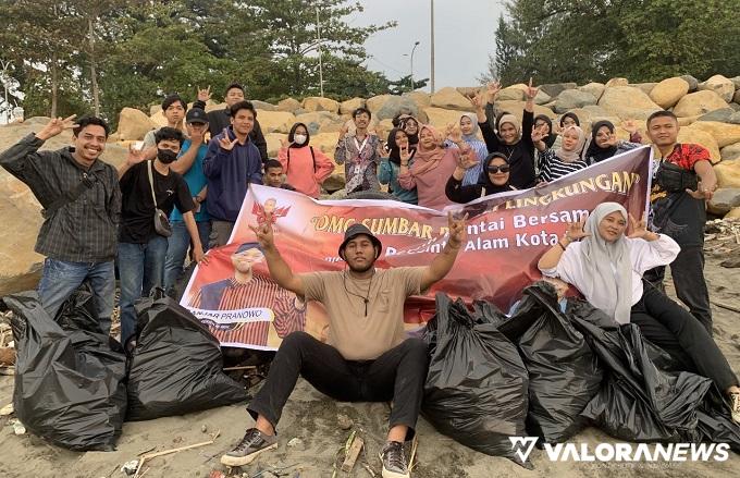 Orang Muda Ganjar Rangkul Komunitas Pecinta Alam Gotong Royong Bersihkan Pantai Padang