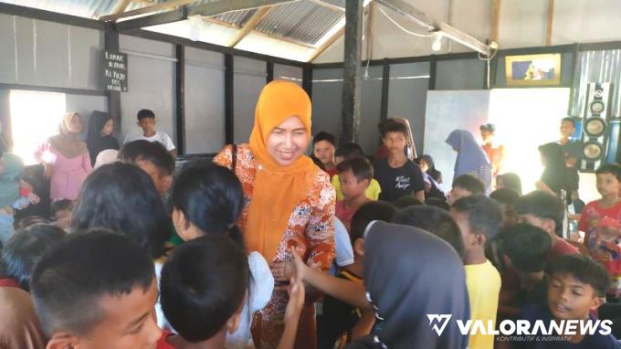 P2TP2A Mande Rubiah Salurkan 110 Paket Bantuan ke Carocok Anau