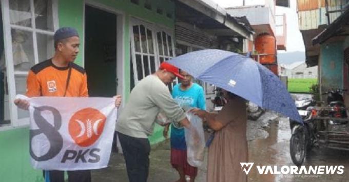 Padang Dilanda Banjir, Kader PKS Distribusikan Ribuan Nasi Bungkus di 9 Kecamatan