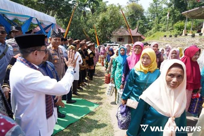 Pawai Seribu Sia Meriahkan Festival Talago Biru Nagari Atar