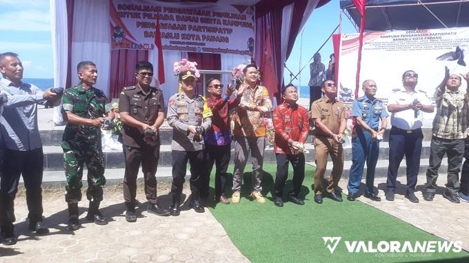 Pelepasan 27 Ekor Merpati Tandai Peresmian Kampung Pengawasan Partisipatif Bawaslu Padang