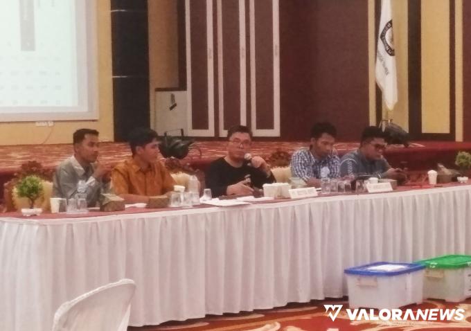 PEMILU 2024: Bikin Salfok, Ketua KPU Berkaos Oblong Pimpin Sidang Pleno Rekap Suara