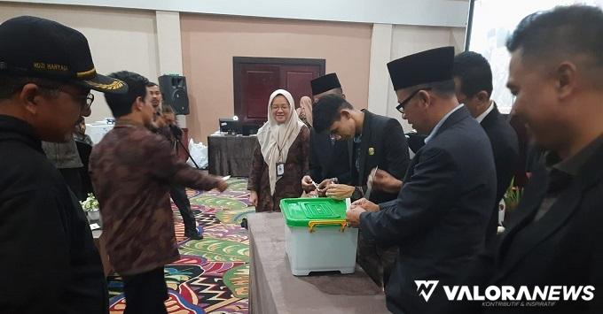 Ketua KPU Bukittinggi, Satria Putra disaksikan Bawaslu dan...