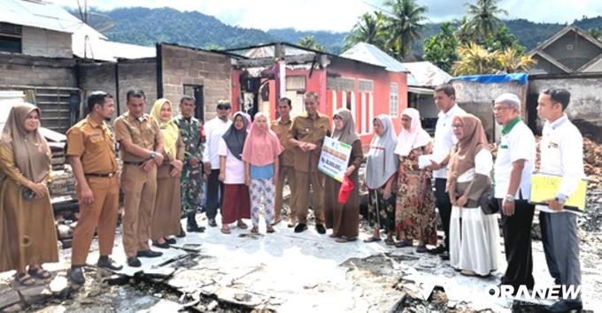 PEMKAB PESSEL dan Baznas Bantu Korban Kebakaran Salido Sari Bulan Rp50 Juta