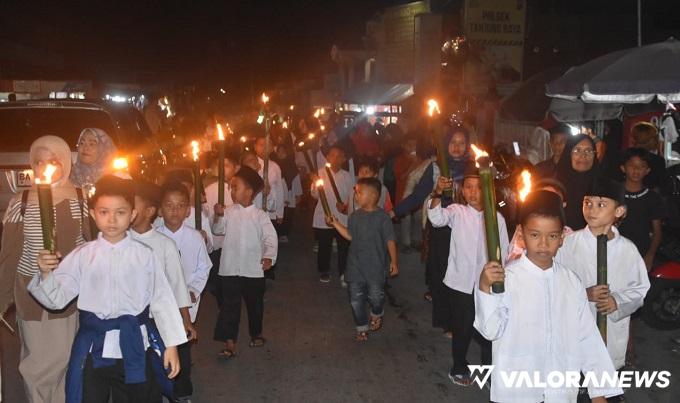 Pergantian Tahun Hijriah, 400 Santri Didikan Subuh Nagari Maninjau Ikuti Pawai Obor