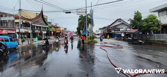 Personel Damkar Bukittinggi Berjibaku Bersihkan Jalan dari Debu Vulkanik Gunung Marapi