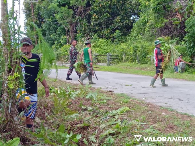 Personel TMMD 116 Mentawai Bersihkan Jalan Desa Bukit Pamewa