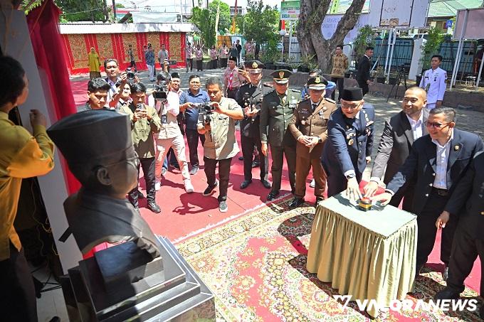 Pj Gubernur Sumbar Resmikan Karya Maestro Patung Asal Pasaman di SMPN 1 Padang