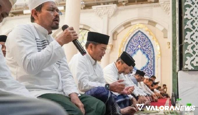 Pj Gubernur Sumut Ikuti Shalat Tarwih Malam Pertama Ramadhan di Masjid Agung Medan