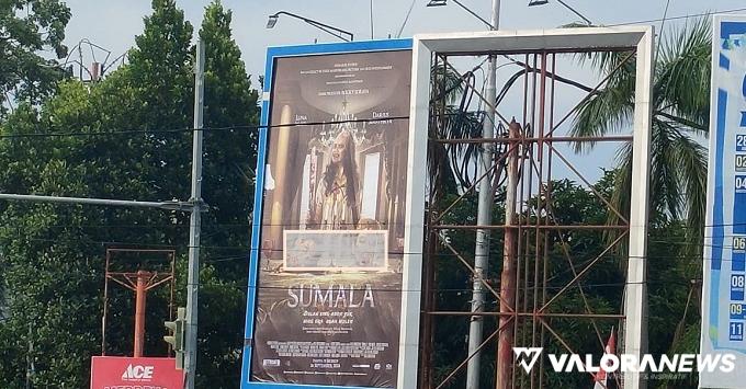 Poster Promosi Film dengan Deskripsi Sadisme Terpajang di Pinggir Jalan Olo Ladang