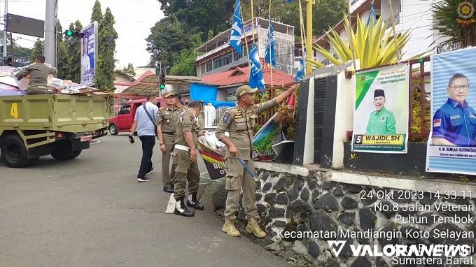 Ratusan Lembar Baliho Caleg Diturunkan Satpol PP Bukittinggi, Ini Penjelasan Bawaslu