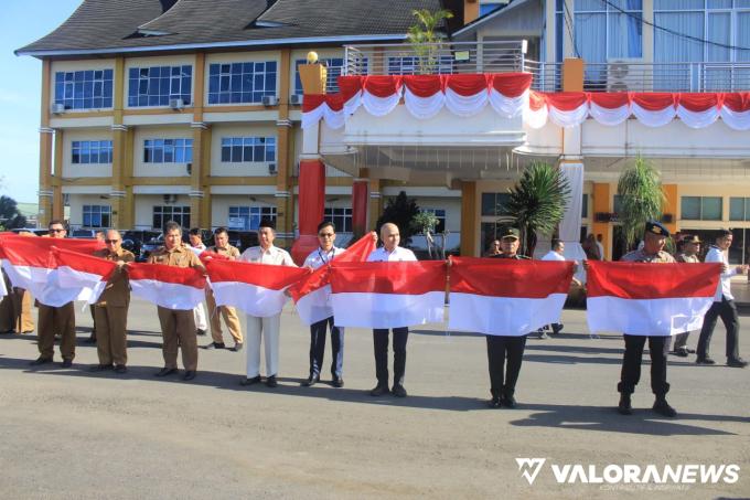 Risnawanto Bagi-bagikan Bendera Merah Putih ke Warga di Sepanjang Jalan Pasaman Baru