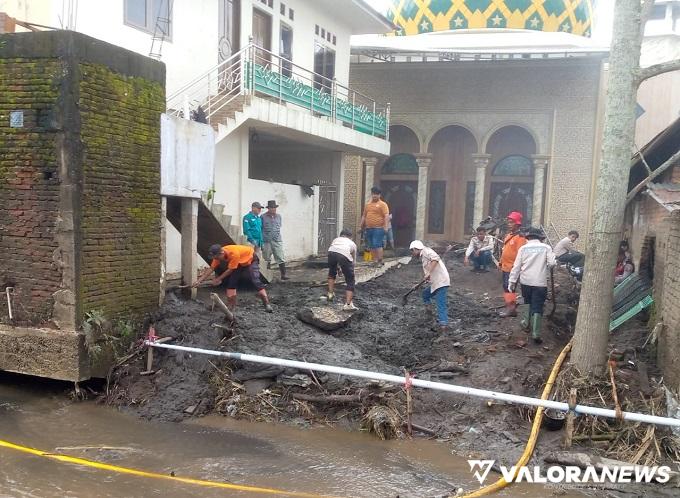 Satgas Penanggulangan Bencana Bersihkan Masjid Jami' Sungai Pua