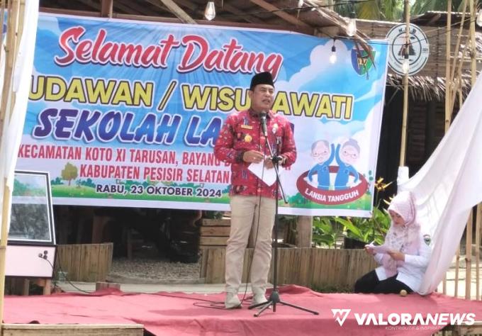 SEKOLAH LANSIA: Pj Bupati Era Sukma Munaf  Wisuda 47 Orang di Pessel