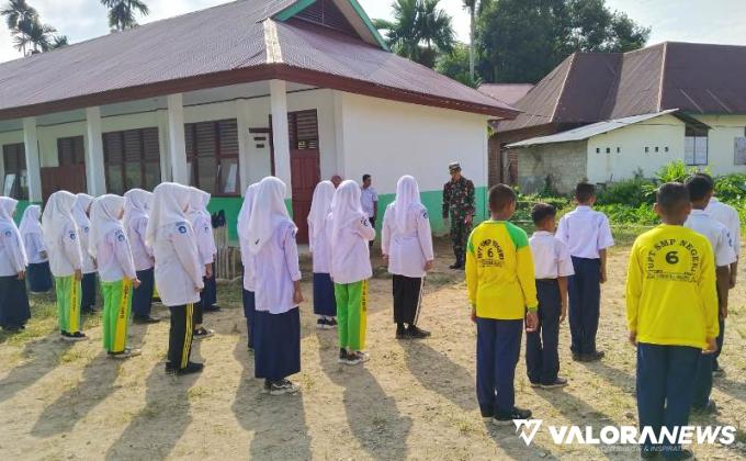 SISWA SMP 06 Linggo Sari Baganti Dilatih Baris Berbaris oleh Kodim 0311 Pessel