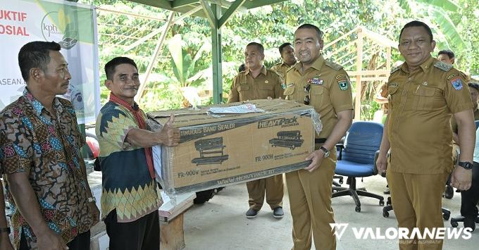 Plt Gubernur Sumbar, Audy Joinaldy menyerahkan bantuan Alat...