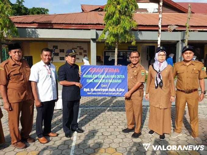 Suwirpen Serahkan Bantuan Mobiler Senilai Rp600 Juta untuk SMKN 8 Padang, Motivasi Siswa...