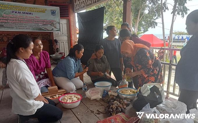 Tim PKM-MNM Unand Latih Warga Dua Desa di Mentawai Pengolahan Pisang dan Talas