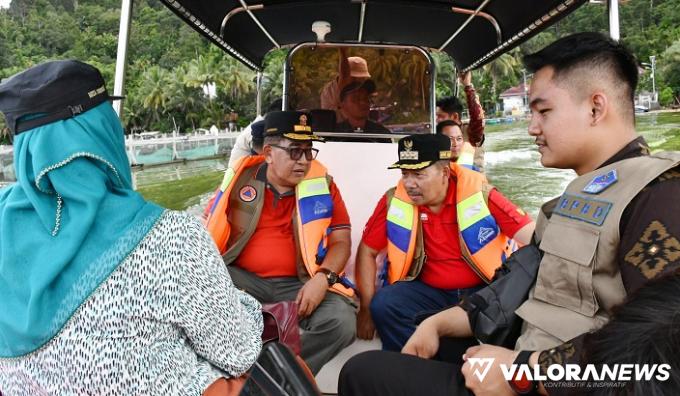 Tinjau Lokasi Terparah Longsor Tanjung Sani, Bupati Agam Seberangi Danau Maninjau