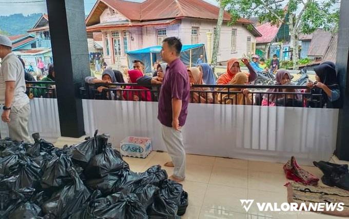 Tokoh Pers Nasional Karni Ilyas Berbagi Sembako di Kampung Halaman