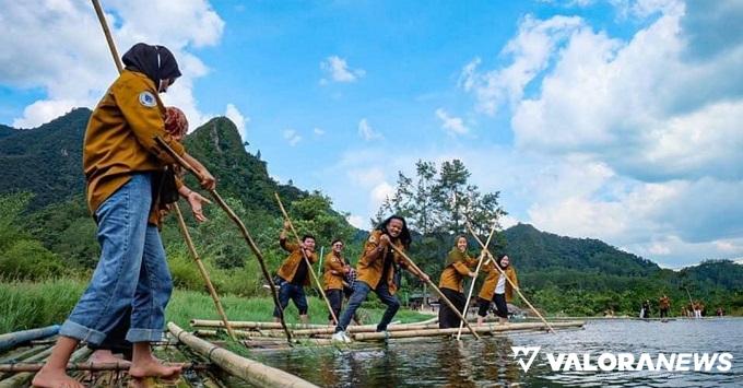 Bermain rakit bambu, salah satu daya tarik objek wisata...