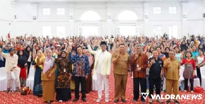 Wako Bukittinggi Serahkan Honor Kader Triwulan II Tahun 2023