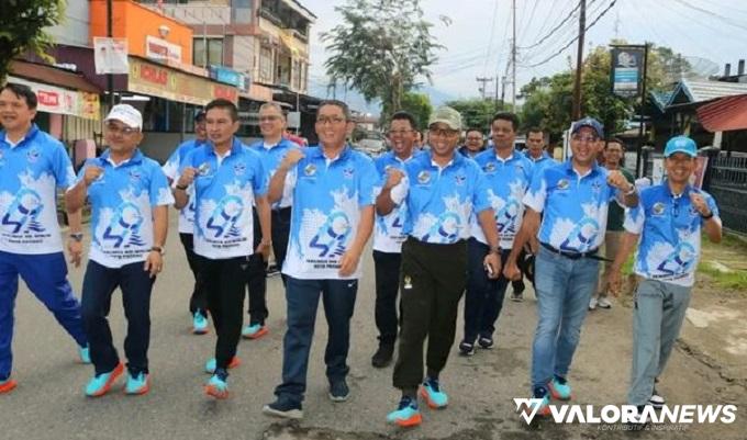 Wako dan Wawako Padang Berbaur dengan Ribuan Warga di Jalan Santai HUT ke-49 Perumda AM