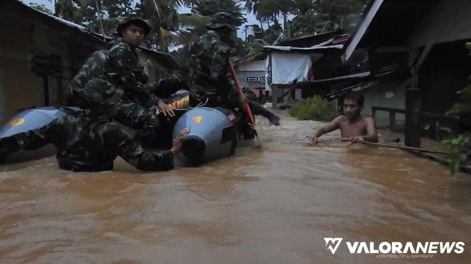 Yonmarhanlan II Padang Terjunkan Personil Atasi Banjir di Kota Padang