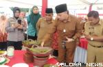 Wali Kota Bukittinggi, Erman Safar mencicipi pangek ikan...