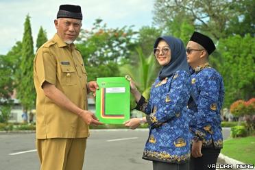 Gubernur Sumatera Barat (Sumbar), Mahyeldi secara simbolis...