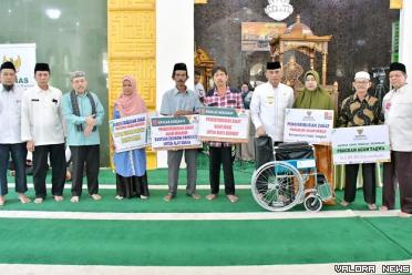 Pjs Bupati Agam, Endrizal foto bersama usai penyerahan...