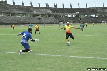 Gubernur Sumbar, Mahyeldi berusaha mengecoh kiper tim Pemko...