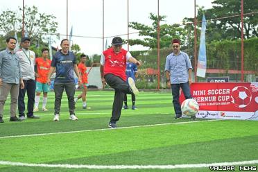 Gubernur Sumbar, Mahyeldi melakukan tendangan perdana saat...