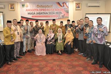 Gubernur Sumbar, Mahyeldi foto bersama dengan anggota DPRD...