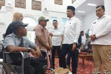 Wako Bukittinggi, Erman Safar menyerahkan secara simbolis...