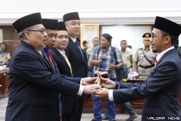 Ketua Sementara DPRD Sumbar, Irsyad Safar menyerahkan palu...