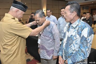 Gubernur Sumbar, Mahyeldi memasangkan tanda peserta...