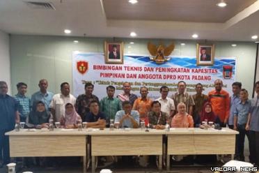 Anggota DPRD Padang, foto bersama dengan pemateri Bimtek...