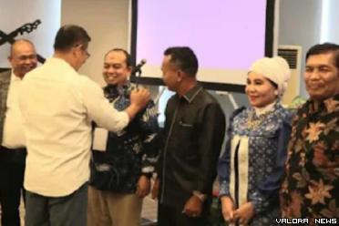 Ketua DPRD Padang, Syafrial Kania memasangkan tanda peserta...