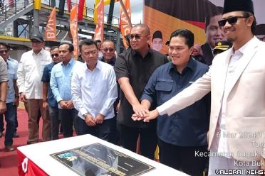 Menteri BUMN, Erick Thohir bersama Andre Rosiade (anggota...