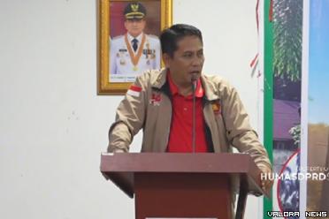 Wakil Ketua Sementara DPRD Sumbar, Evi Yandri memberikan...