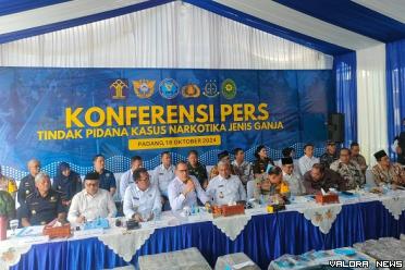 Kepala BNNP Sumbar, Riki Yanuarfi didampingi Ketua DPRD...