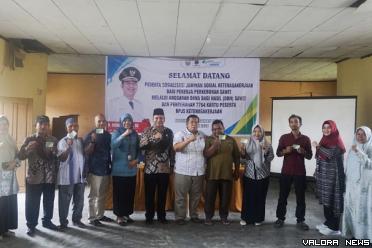 Sekretaris Disnaker Pasbar, Edy Murdani bersama Kepala BPJS...